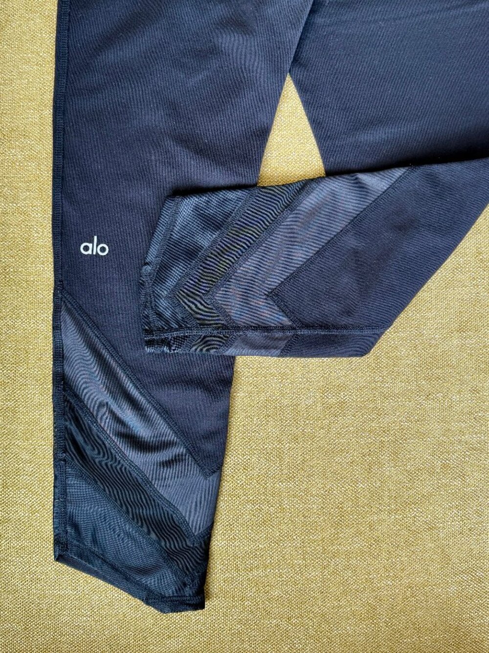 ALO YOGA Edge Capri Leggings, Size S, Black, Women's Yoga pants, Good Used Cond